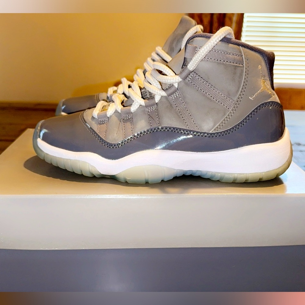 Air jordan 11 retro(gs) size3.5 youth 100% authentic light wear and tear w box